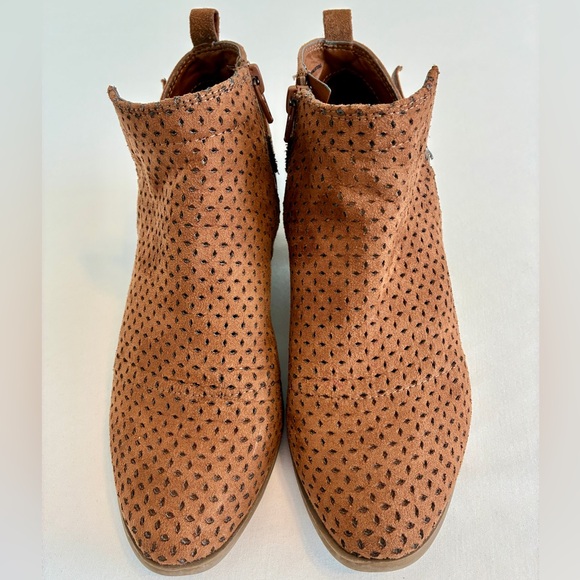Universal Thread Ankle Boots Women’s 6.5 Brown Perforated Zip Low Heel Booties - Picture 2 of 15